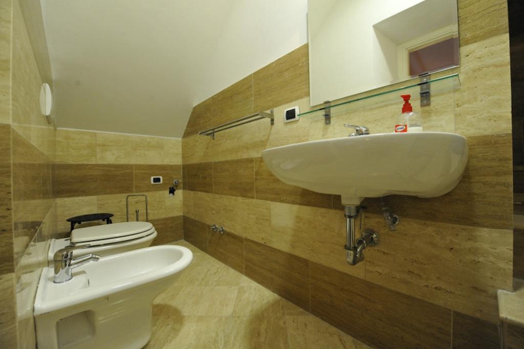 Hella Ibernesi 23 Fori Imperiali Inn, New Gestion! Rome Ruang foto